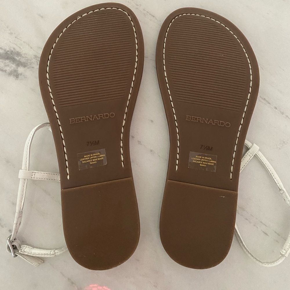 🆕 Bernardo T-strap Sandals - Picture 3 of 3